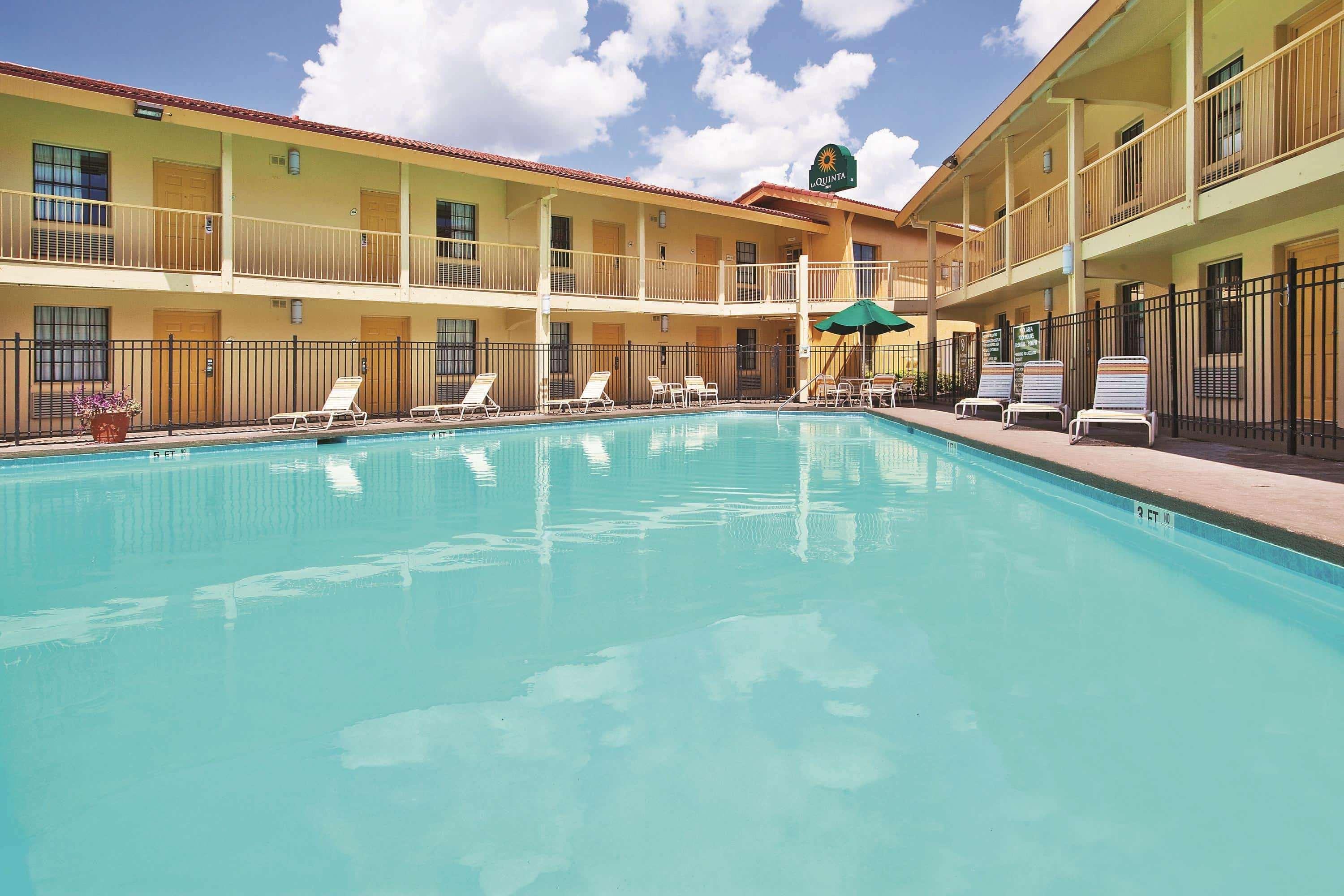 Howard Johnson By Wyndham Columbus Fort Moore Exterior photo