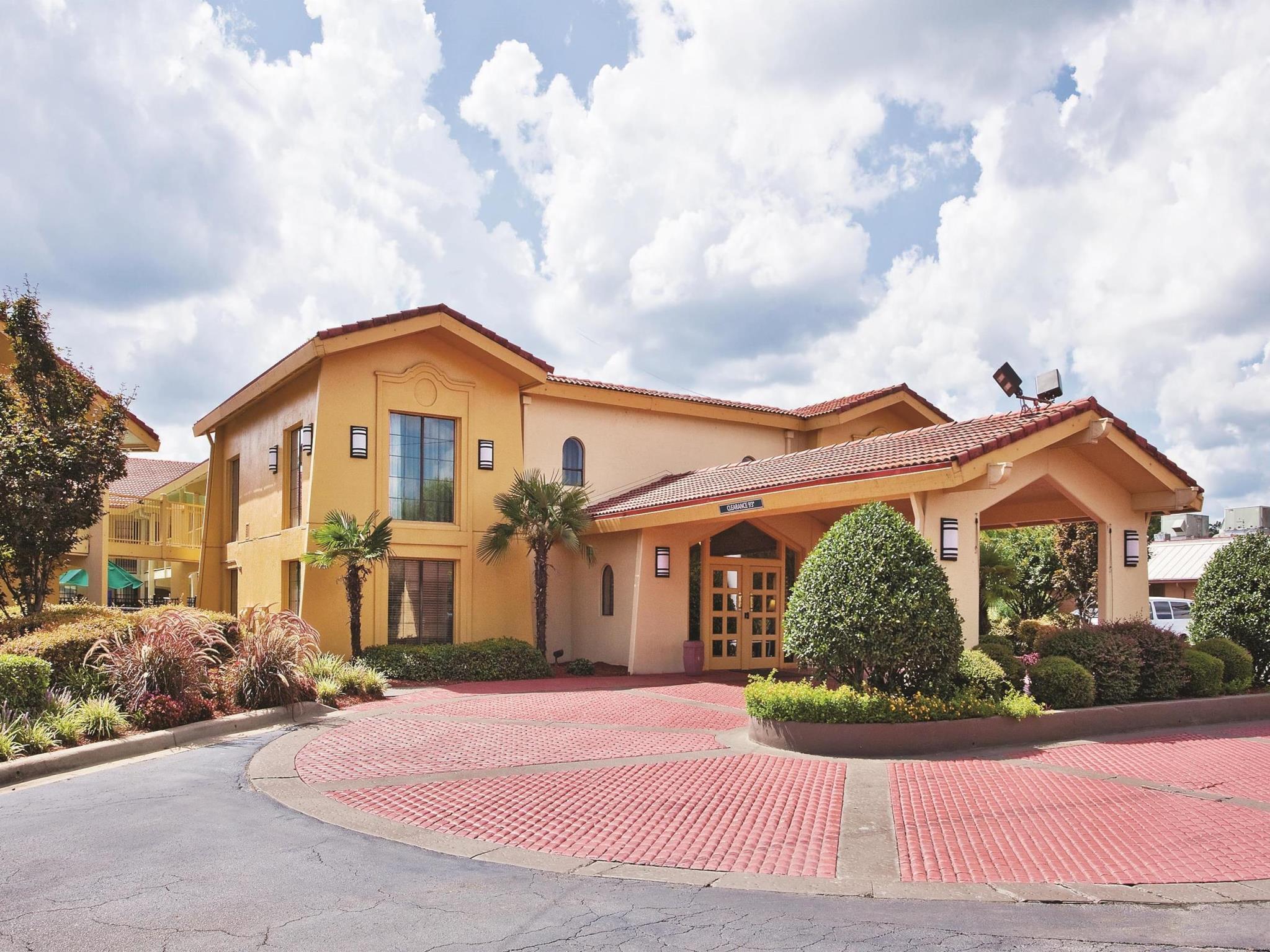 Howard Johnson By Wyndham Columbus Fort Moore Exterior photo