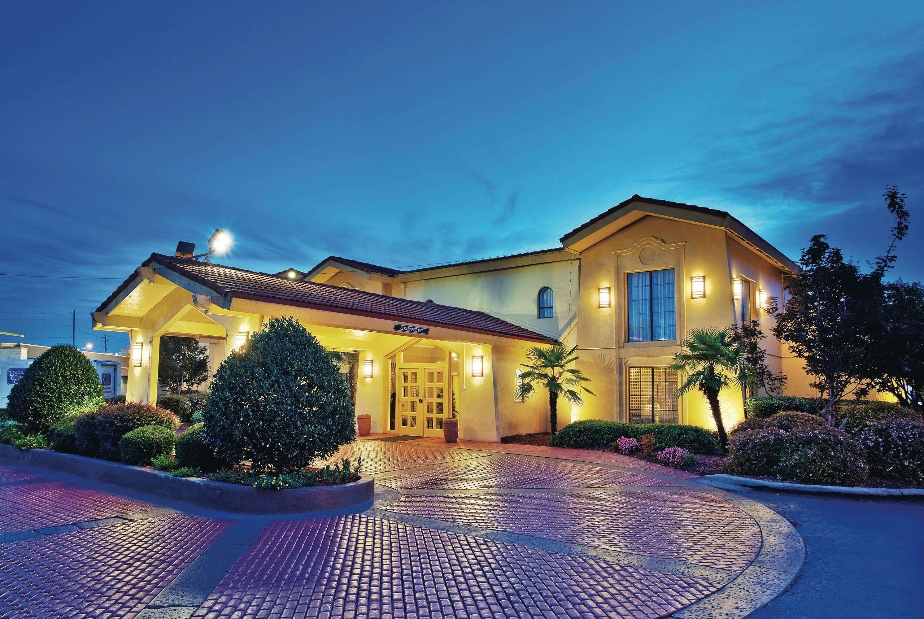 Howard Johnson By Wyndham Columbus Fort Moore Exterior photo