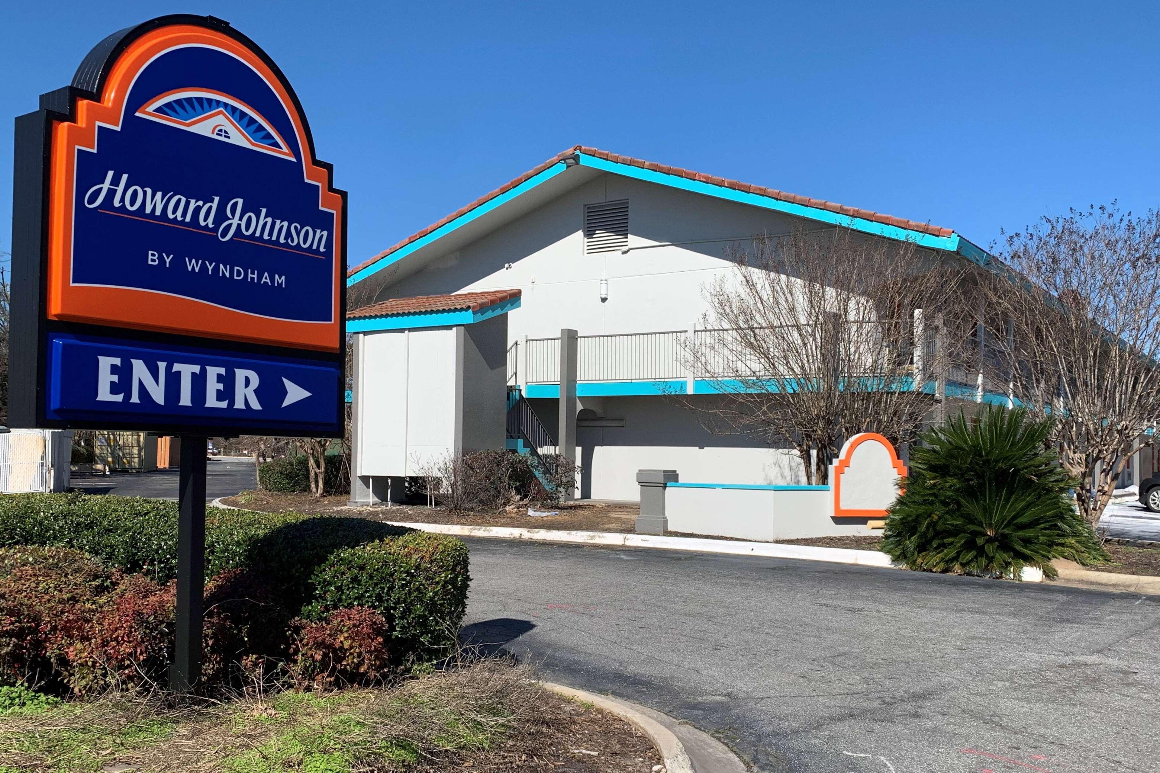Howard Johnson By Wyndham Columbus Fort Moore Exterior photo