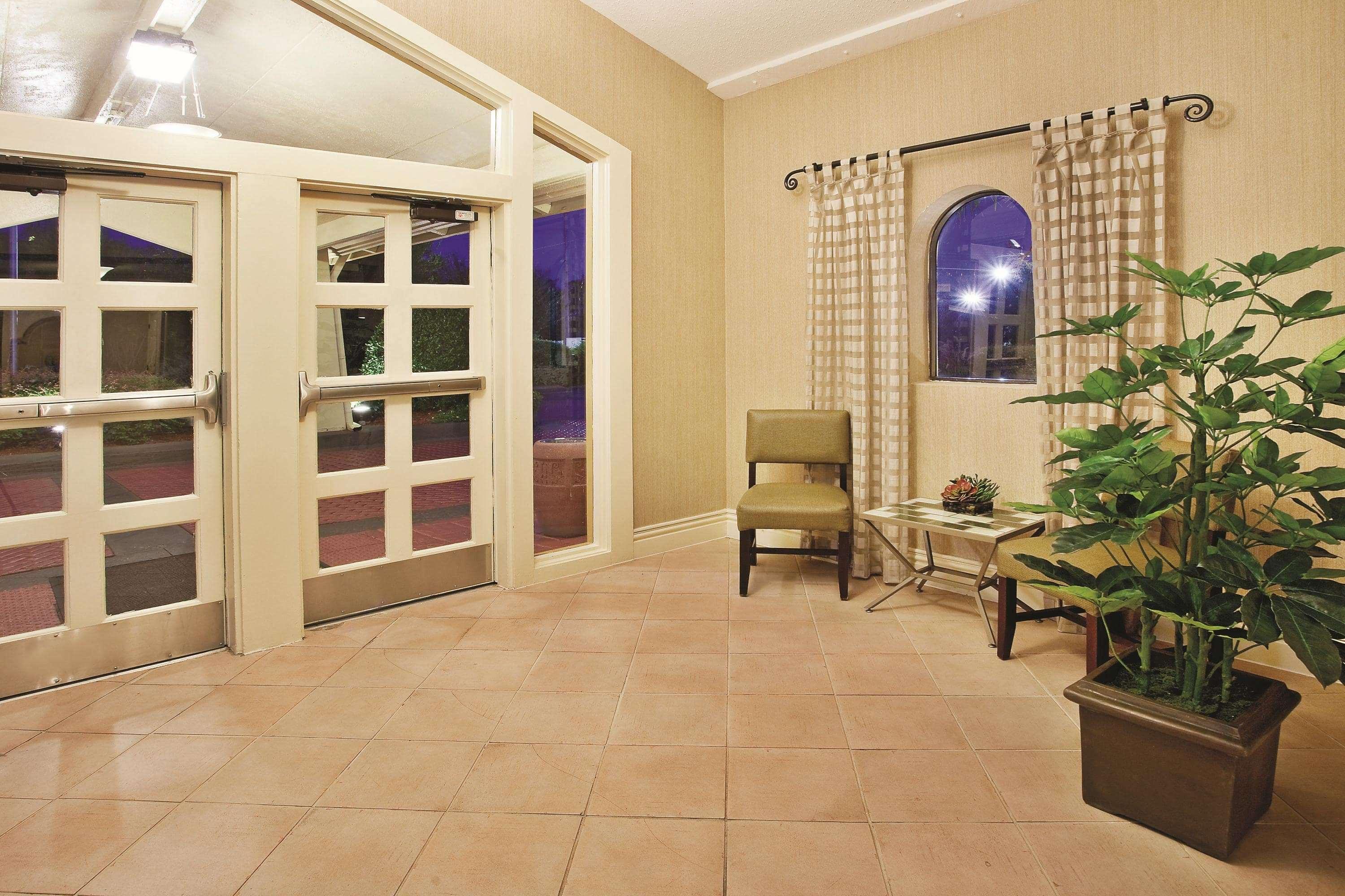 Howard Johnson By Wyndham Columbus Fort Moore Exterior photo