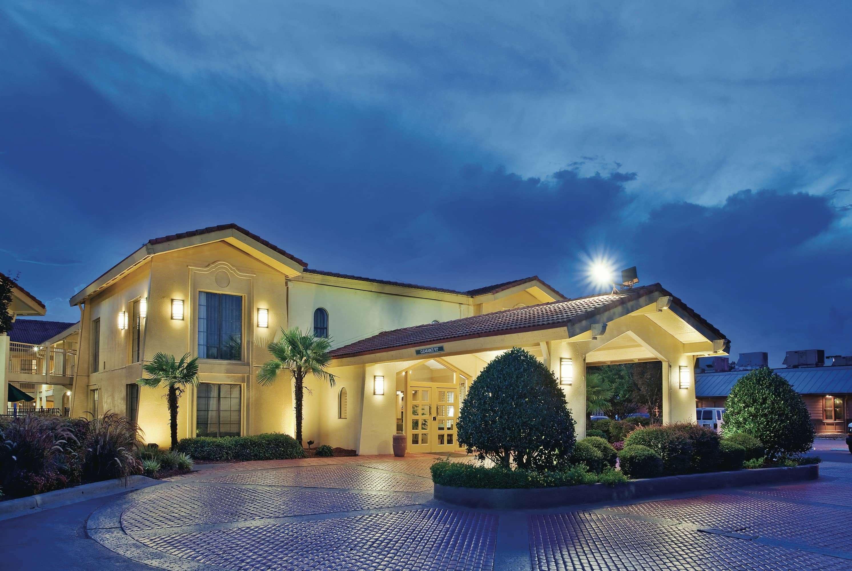 Howard Johnson By Wyndham Columbus Fort Moore Exterior photo