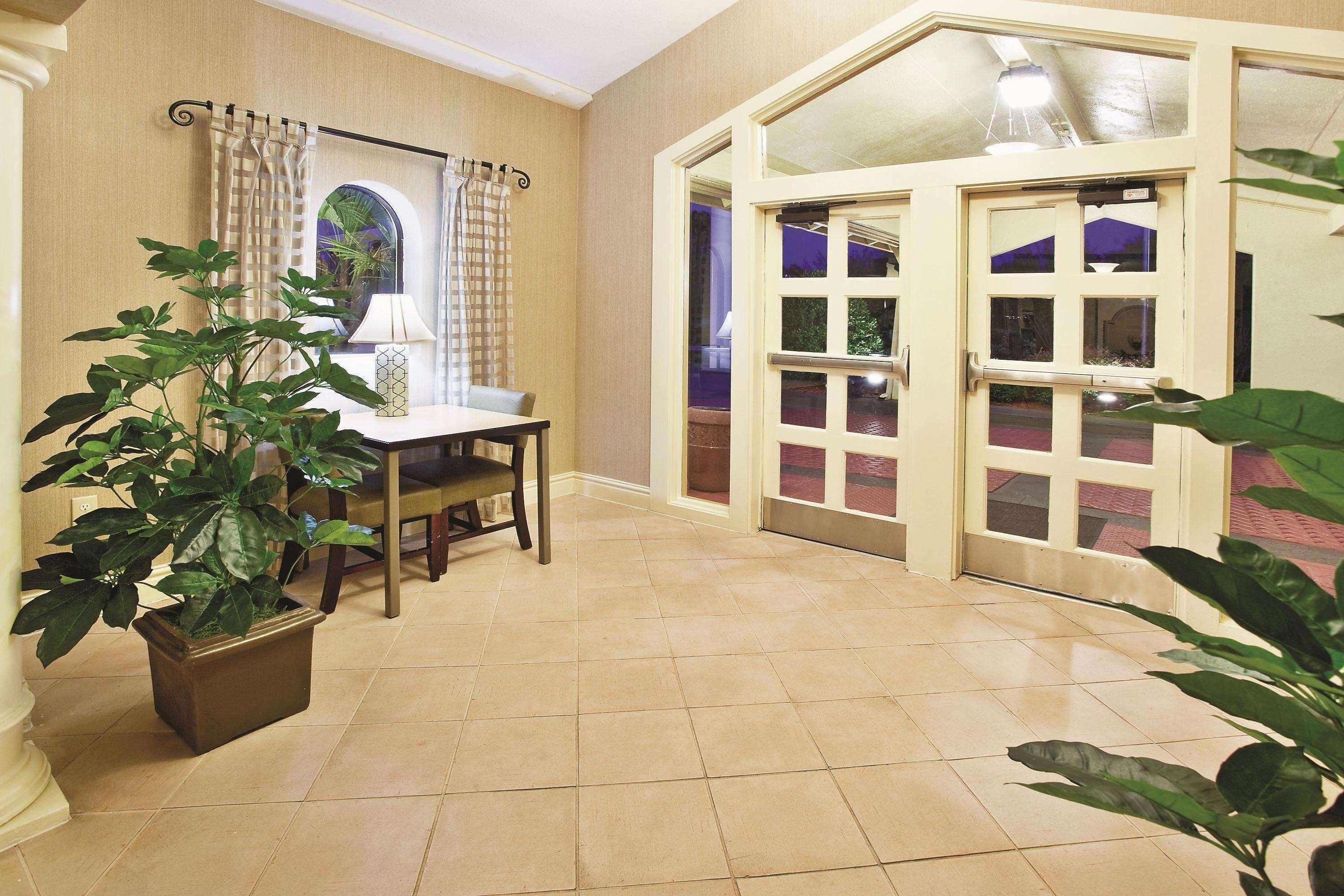 Howard Johnson By Wyndham Columbus Fort Moore Exterior photo
